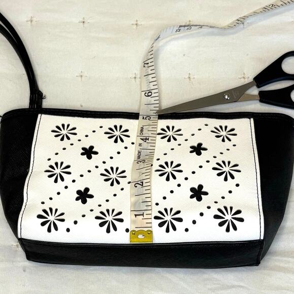 Vera Bradley Laser Cut Flowerlines Wristlet Black White Faux Leather NWOT - Picture 9 of 13